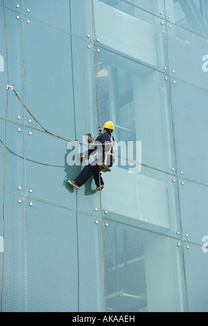Fensterputzer auf Seite des Bürogebäudes, Nahaufnahme Stockfoto
