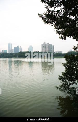 China, Provinz Guangdong, Guangzhou, Blick auf die Wolkenkratzer in Ferne Stockfoto