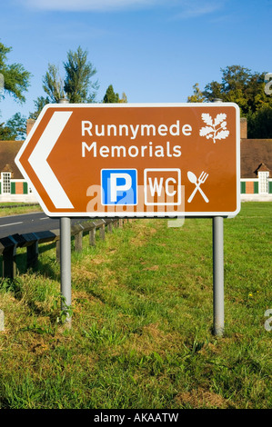 Runnymede Verkehrszeichen Gedenkstätten Windsor Straße alte Windsor Berkshire England UK Stockfoto