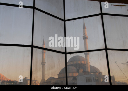 Moschee gesehen durch Treppe Fenster in der Stadt Van, Van Provinz Ost-Anatolien, Türkei Stockfoto