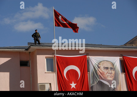 Ein türkischer Soldat steht auf einem Dach während einer Zeremonie zum Gedenken an Kemal Atatürk in der Stadt Hakkari in der Nähe der türkisch-irakischen Grenze in der Türkei Stockfoto