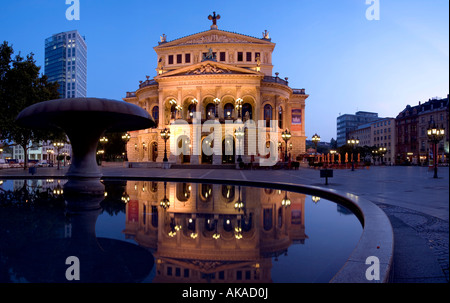 Sterben Sie alten Oper Zu Frankfurt am Main, Morgenstimmung. Menschenleere, Spiegelung, Ruhe | die alte Oper in Frankfurt im stillen Morgen Stimmung Stockfoto