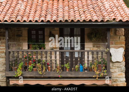 Holzbalkon auf Steinhaus im Dorf Barcena Bürgermeister, Kantabrien Nordspanien Stockfoto