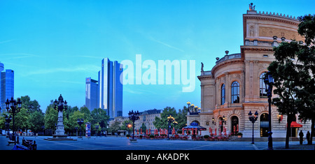 Der Frankfurter Opernplatz Früh Lüül, Mesnchenleer. Kontrast Archivmaterial Zu Historischer Architektur, Cyan-Himmel, Panorama Stockfoto