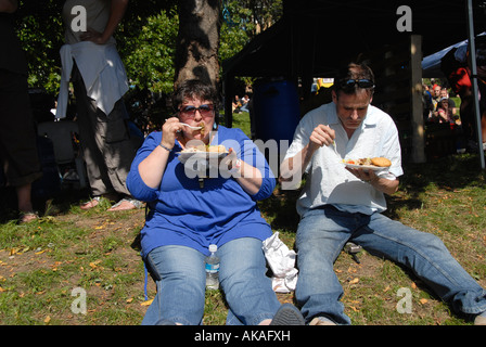 Paar schnelle Straße Essen im park Stockfoto