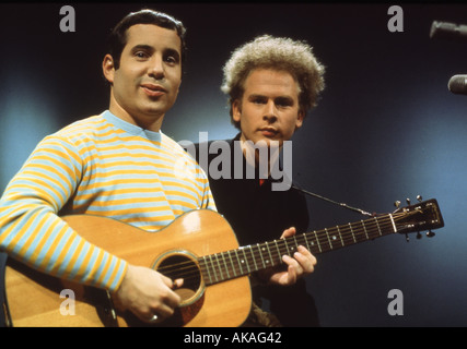 SIMON und GARFUNKEL U.S. Musiker links Paul Simon und Art Garfunkel über 1965 Stockfoto