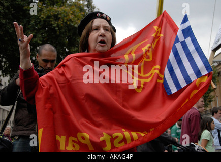 Frau mit kommunistischen Flagge am stoppen der Krieg Demo 8. Oktober 2007 Stockfoto
