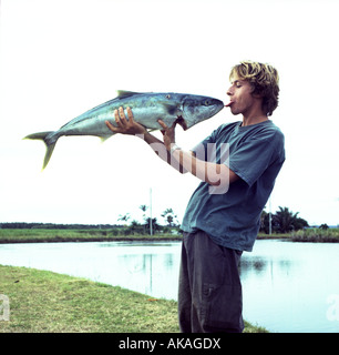 Junger Mann mit einem großen King Fisch, Queensland Australien. Stockfoto