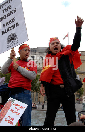 Demonstranten & Mönche März durch die Londoner burmesischen Demokratiebewegung 6. Oktober 2007 unterstützen Stockfoto