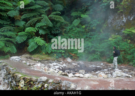 Tourist am heißen Thermalquelle Caldeira Velha Wasserfall auf der Insel Sao Miguel auf den Azoren Stockfoto