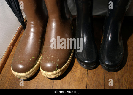 Gummistiefel auf einem Holzfußboden Stockfoto