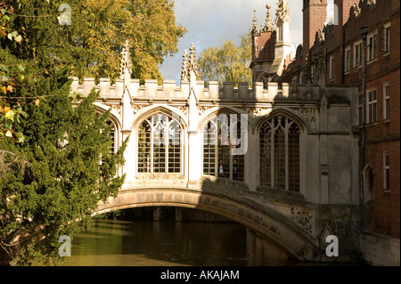 Berühmte Brücke c 1831 bei St. John s College in Cambridge, die die Architektur des Gebäudes Venedig folgt Stockfoto