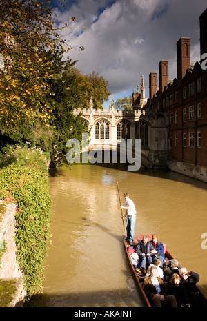 Berühmte College des Johanniterordens s College in Cambridge und Brücke, folgt die Architektur des Gebäudes Venedig flache vorbei Stockfoto