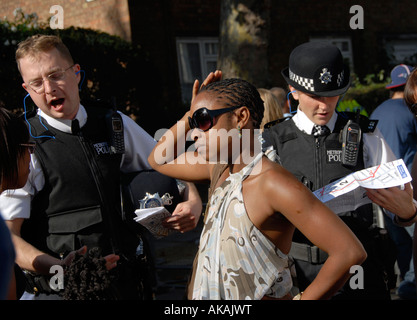 Londoner Polizei Mann und Frau mit Chat und Wegbeschreibung für Fußgänger Stockfoto