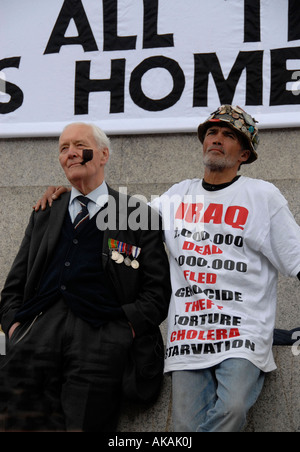Tony Benn & Brian Hawes Haltestelle Krieg Demo 8. Oktober 2007 März verbieten aber endete mit 5000 marschieren, Parliament Square Stockfoto