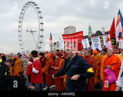 Demonstranten & Mönche März durch die Londoner burmesischen Demokratiebewegung 6. Oktober 2007 unterstützen Stockfoto