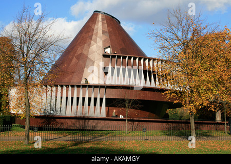 Die Serpentine Gallery ist eine Kunstgalerie in Kensington Gardens, Hyde Park, Zentrum von London, die konzentriert sich auf moderne und contempor Stockfoto