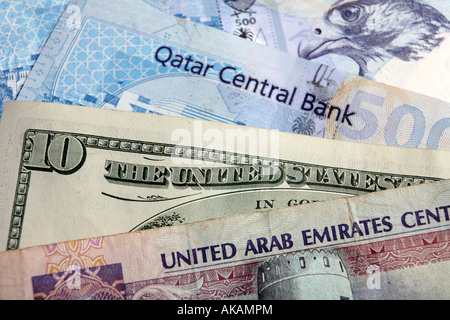 Ein hoher Wert Katar und Vereinigte Arabische Emirate-Banknoten mit der US-Währung Stockfoto