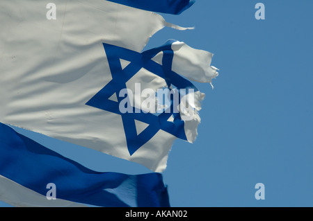 Ein tattered Israelische Fahne flattert im Wind Stockfoto