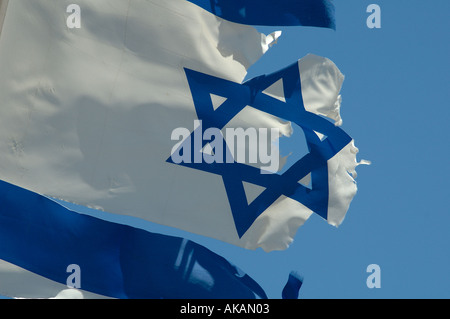 Ein tattered Israelische Fahne flattert im Wind Stockfoto