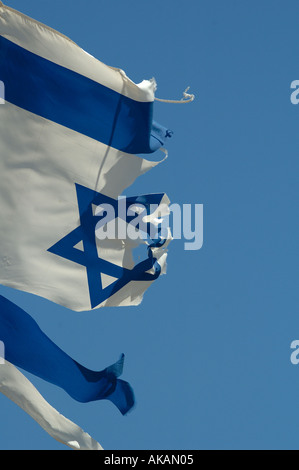 Ein tattered Israelische Fahne flattert im Wind Stockfoto