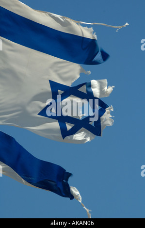 Ein tattered Israelische Fahne flattert im Wind Stockfoto