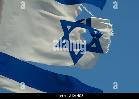 Ein tattered Israelische Fahne flattert im Wind Stockfoto