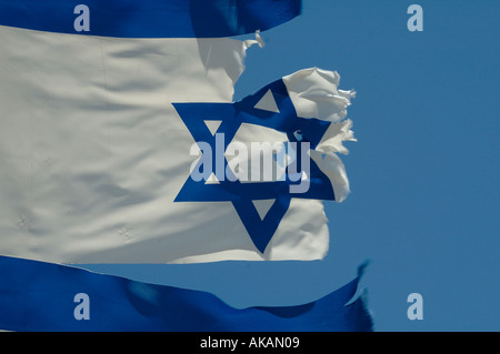 Ein tattered Israelische Fahne flattert im Wind Stockfoto