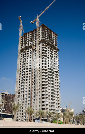 Unvollendetes hochhaus Hochhaus Gebäude. Hochhaus Bau Wohnbau Projekte, Immobilien- und Kran in Al-Sharja Vereinigte Arabische Emirate Stockfoto