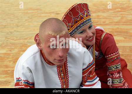 Porträt von Mann und Frau in Russisch native Gewand. El-Oiyn - nationale Festival der altaischen Menschen. Russland Stockfoto