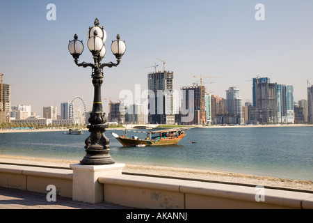 Eine arabische Dhow in der Man-made Einlass, und die Stadt Strandpromenade von Al-Sharjah Vereinigte Arabische Emirate, VAE Stockfoto