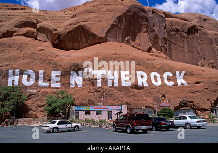 Auf U S Highway 191 geschnitzt eine Haus sehnte sich in Felsen namens Loch N The Rock aus einem Felsen in Utah s Canyonlands USA Stockfoto