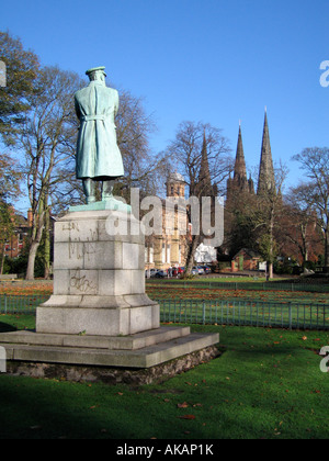 Statue von John Smith Kapitän der ill-fated Titanic in Beacon Park Lichfield Staffordshire England Stockfoto