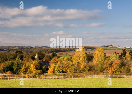 Blick von Osten Norton Dorf und Kirche, umgeben von einer atemberaubenden Herbstfärbung Leicestershire Stockfoto