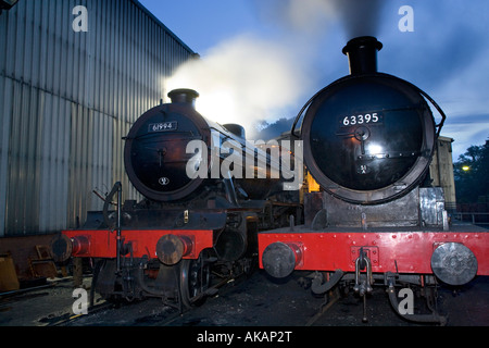 Vorbereitung Motoren am frühen Morgen North York Moors historischen Bahnhof Grosmont North Yorkshire Stockfoto