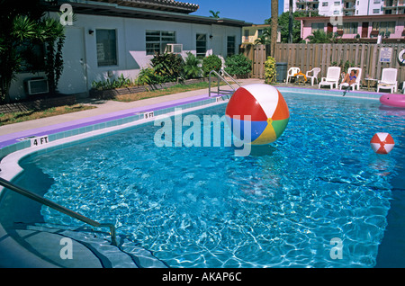 Bunte Wasserbälle schwimmend im Pool am Strandball Motel Fort Lauderdale Florida USA Stockfoto