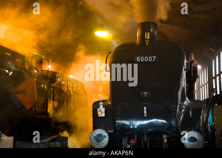 Vorbereitung Motoren am frühen Morgen North York Moors historischen Bahnhof Grosmont North Yorkshire Stockfoto