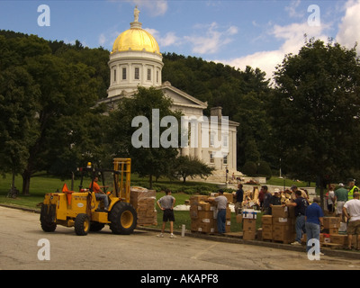 Freiwillige sammeln Nahrung und Kleidung zu helfen, Hurrikan-Opfer des State Capitol in Montpelier, Vermont Stockfoto