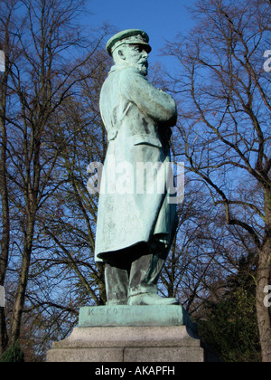 Statue von John Smith Kapitän der ill-fated Titanic in Beacon Park Lichfield Staffordshire England Stockfoto