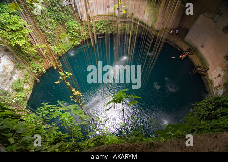 Einem hohen Winkel Schuss Ik Kil Cenote (Yucatán - Mexiko). Vue Plongeante Sur le Cenote Ik Kil (Yucatán, Mexiko). Stockfoto