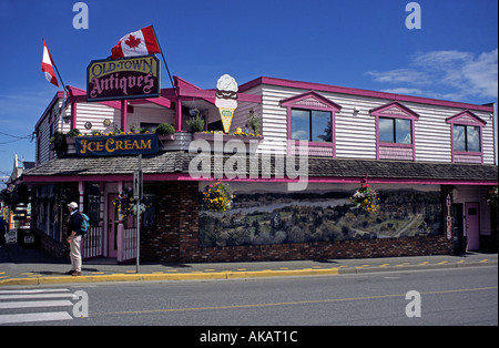 Farbenfrohe Eisdiele mit Person steht an der Ecke der Straße Vancouver Island in British Columbia Kanada Stockfoto