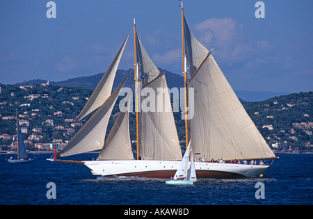 Große Segel Schiff Schoner mit kleinen Yacht entlang Seite Golf St Tropez South of France Europe Stockfoto