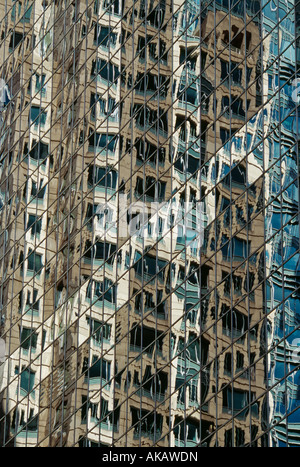 Fenster-Reflexionen von One South Wacker Gebäude Chicago Illinois Stockfoto