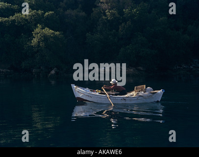 Alter Mann Ruderboot Griechenland Stockfoto