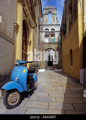 Blaue Vespa Motorroller alte Korfu Griechenland Stockfoto