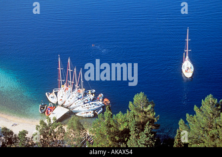 Yachten ankern in ein Fan wie Art und Weise auf einem einzigen Dock in Spartohori Griechenland Stockfoto