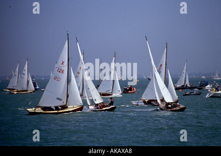 Yachten in Cowes Rennwoche Solent Hampshire England außerhalb Cowes Rennen Stockfoto