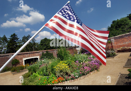 Eine Flagge Stars And Stripes im sonnigen ummauerten Garten von Painshill Park Cobham Surrey bei der Eröffnung der Ausstellung American Ro Stockfoto