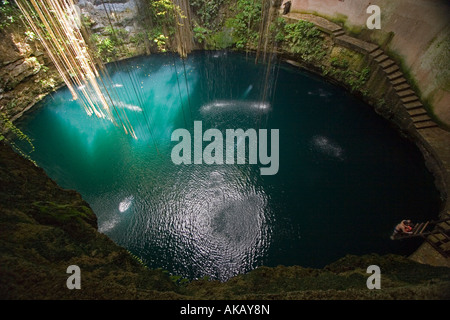Einem hohen Winkel Schuss Ik Kil Cenote (Yucatán - Mexiko). Vue Plongeante Sur le Cenote Ik Kil (Yucatán, Mexiko). Stockfoto