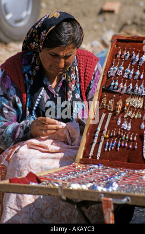 Einheimische Frauen in bunten Trachten Nähen Wandteppich und Verkauf Schmuck Türkei Stockfoto